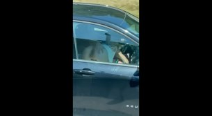 Телка отсасывает мужику в машине на ходу