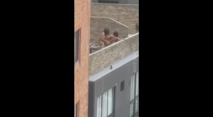 Две лесбиянки долбятся страпоном на балконе, скрытая сьемка